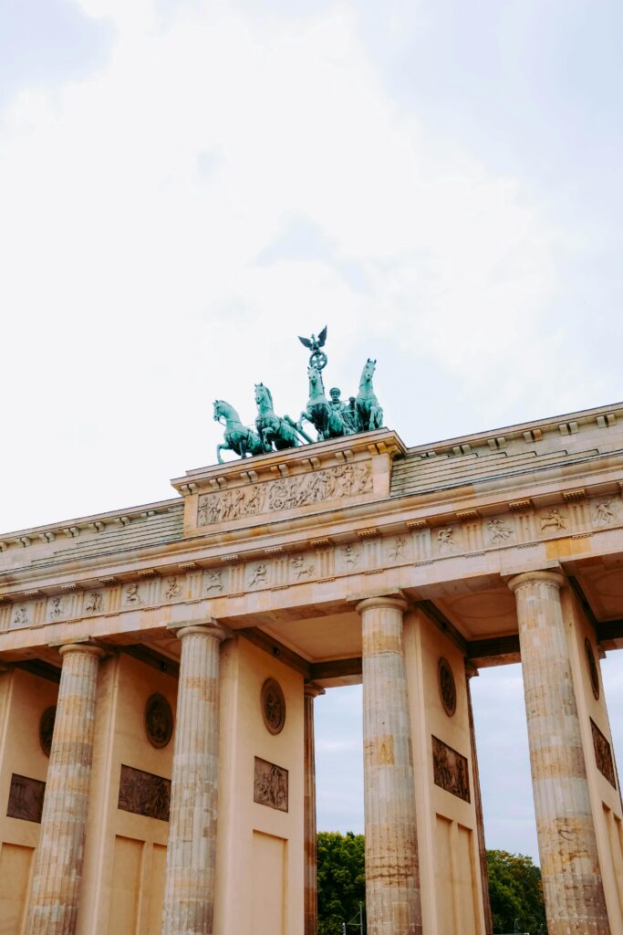 German language lessons with srunee highlighting The majestic Brandenburg Gate with its iconic Quadriga sculpture in Berlin, Germany.